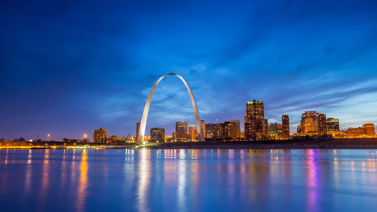The Gateway Arch in St. Louis, Missouri (© f11photo/Getty Images) desktop wallpaper