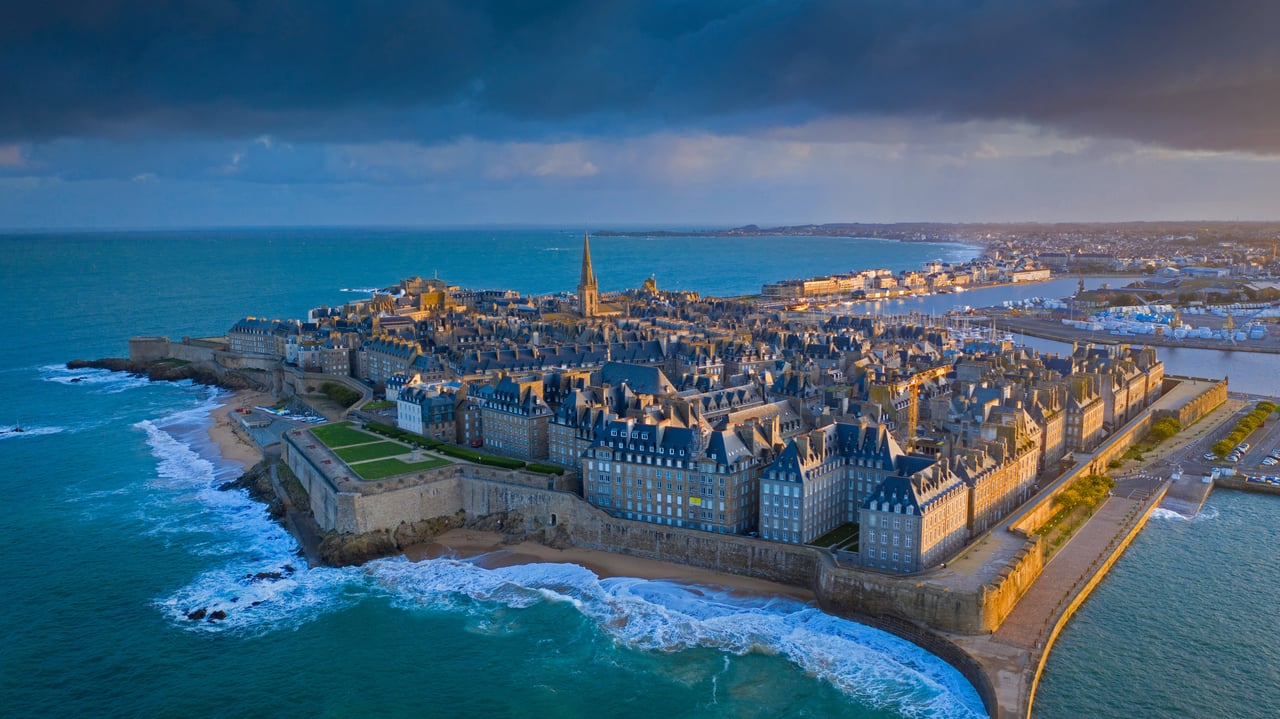 Saint-Malo in Brittany, France (© Mathieu Rivrin/Moment/Getty Images) desktop wallpaper