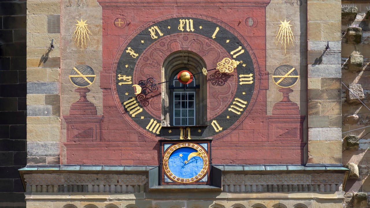 Astronomische Uhr am Kirchturm von St. Michael, Schwäbisch Hall, Baden-Württemberg (© imageBROKER/Helmut Meyer zur Capellen/Alamy Stock Photo) desktop wallpaper