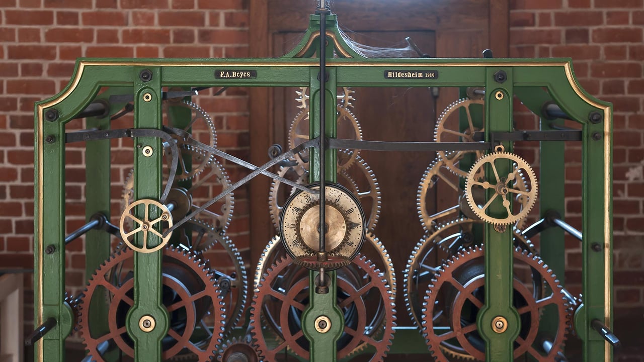 Altes Uhrwerk der Kirchturmuhr (1910 bis 1978) in der St. Michaeliskirche, Lüneburg, Niedersachsen, Deutschland (© Helmut Meyer zur Capellen/imageBROKER/Shutterstock) desktop wallpaper