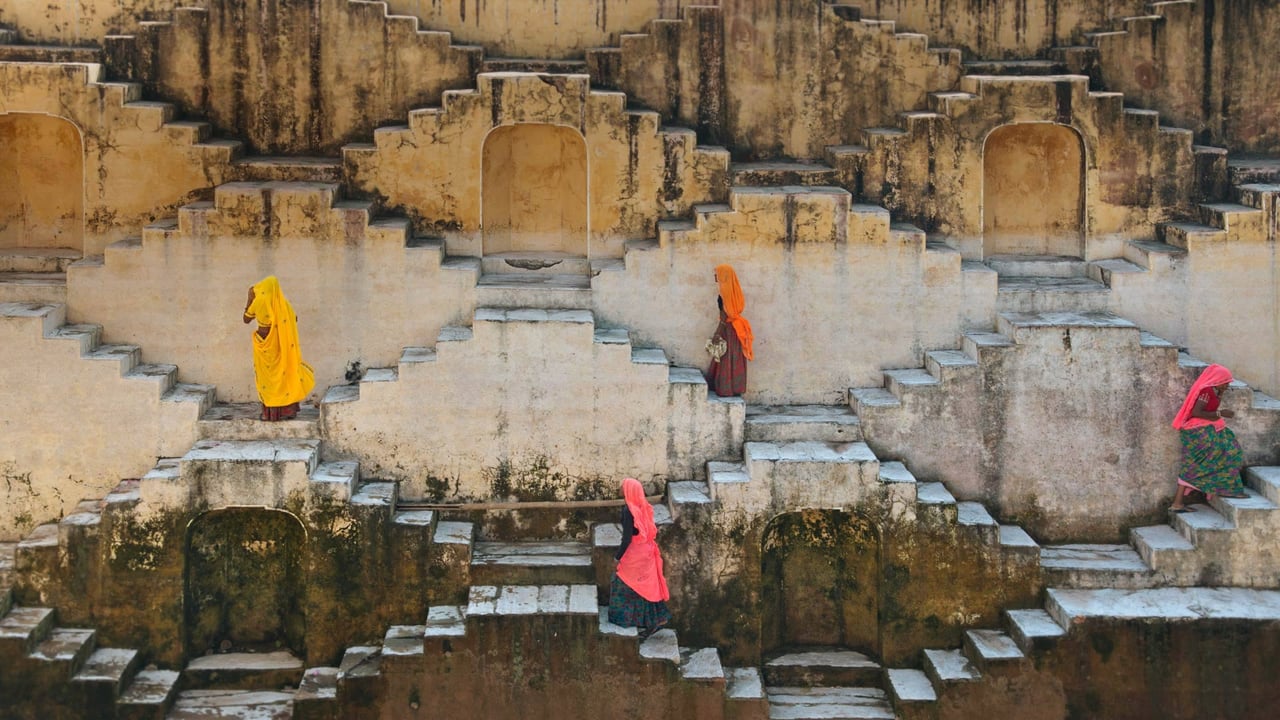 Women climbing a stepwell near Amber Fort in Jaipur, Rajasthan, India (© Shanna Baker/Offset) desktop wallpaper