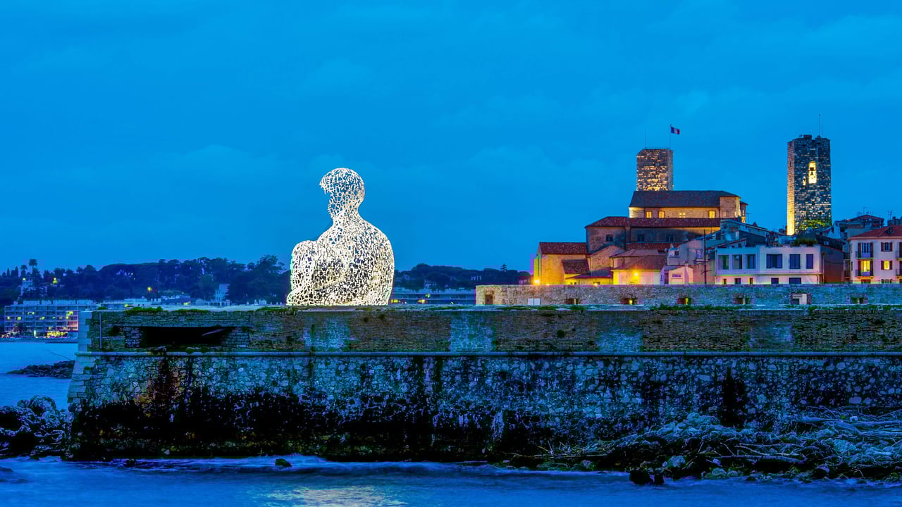 Sculpture créée par l'artiste Catalan Jaume Plensa intitulée "Nomade", vieille ville d'Antibes, Alpes-Maritimes (© Norbert Scanella/Alamy Stock Photo) desktop wallpaper