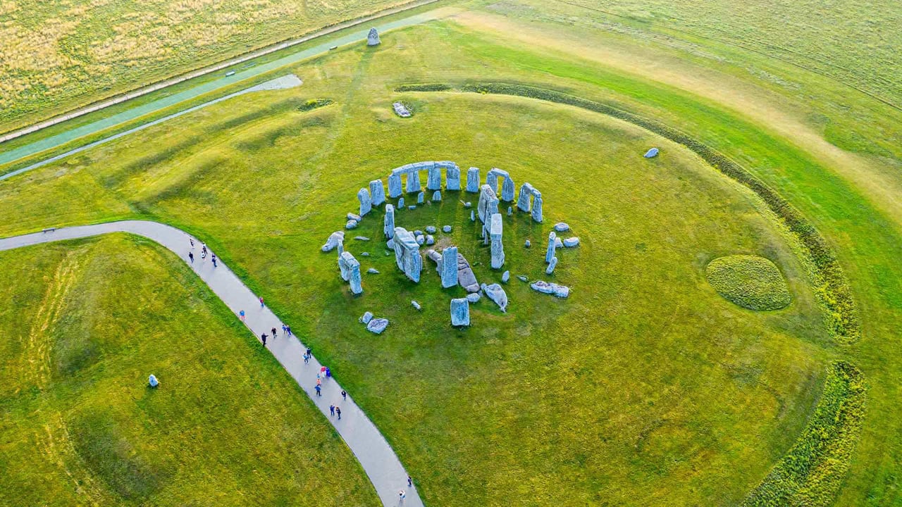 Stonehenge, Wiltshire, England (© Gavin Hellier/robertharding/Subjects/Getty Images) desktop wallpaper