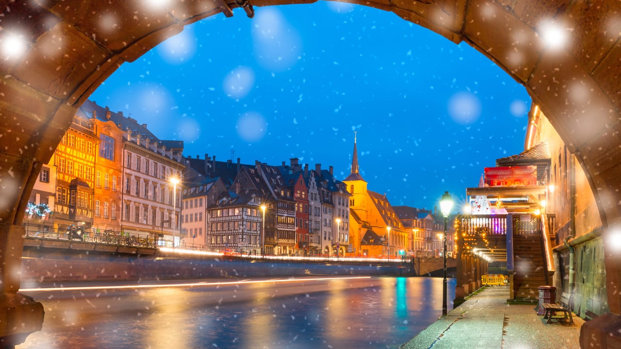 Quai et église Saint-Nicolas à Strasbourg pendant la période des fêtes (© KavalenkavaVolha/iStock/Getty Images Plus) desktop wallpaper