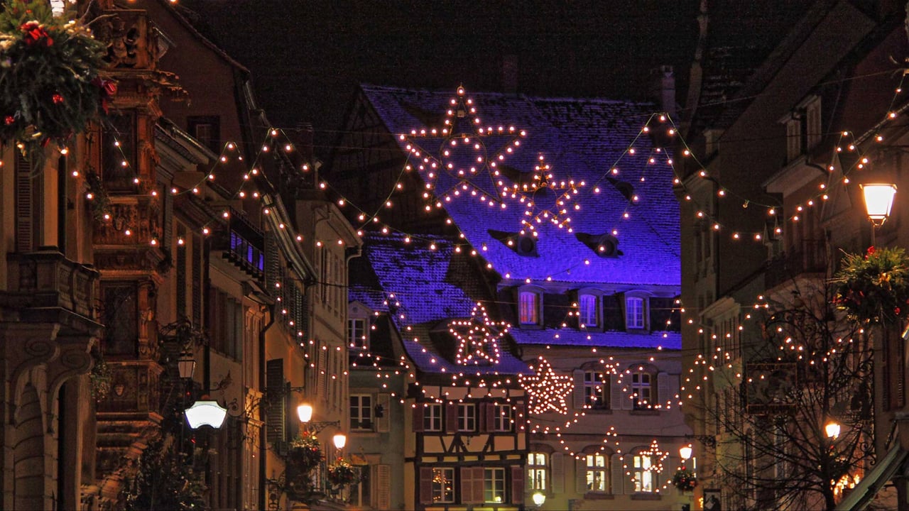 Guirlandes illuminant les rues de Strasbourg (© Marco Desscouleurs/Adobe Photo Stock) desktop wallpaper