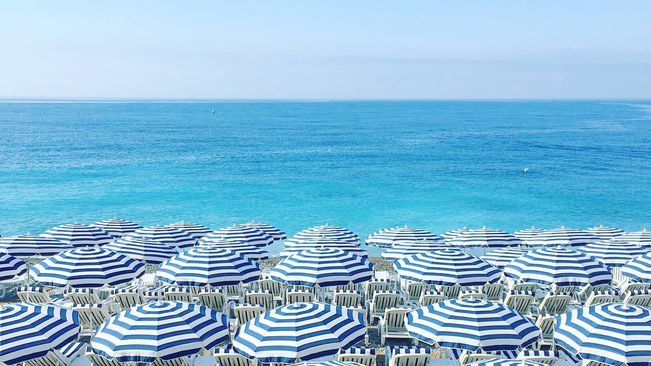 Parasols et chaises longues sur une plage, Côte d’Azur, Nice (© Gen Sadakane/EyeEm/Getty Images) desktop wallpaper