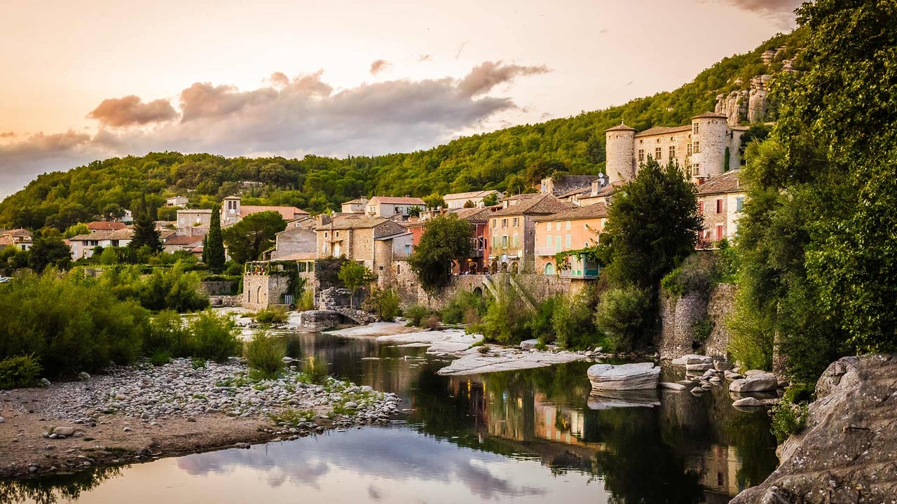 L’Ardèche et le village de Vogüé au coucher du soleil (© JeanLucIchard/Shutterstock) desktop wallpaper