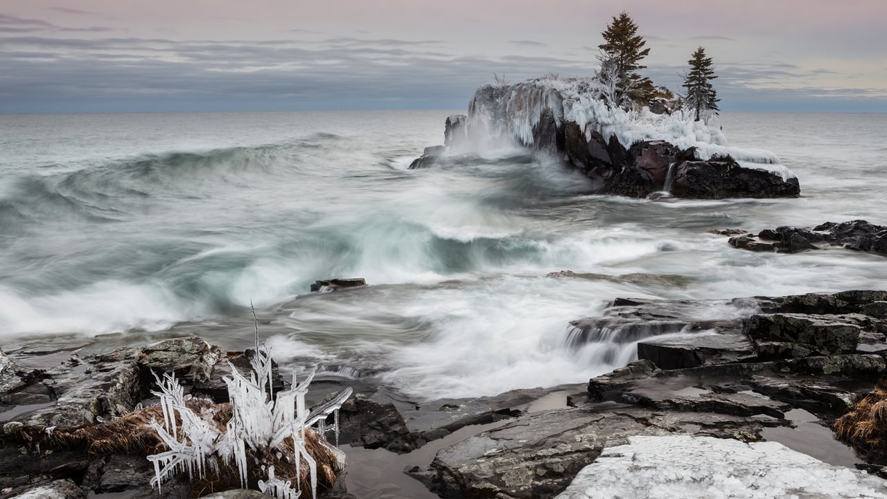 Snow and ice along the shoreline of Lake Superior in winter; Thunder Bay, Ontario (© plainpicture/Design Pics/Susan Dykstra) desktop wallpaper
