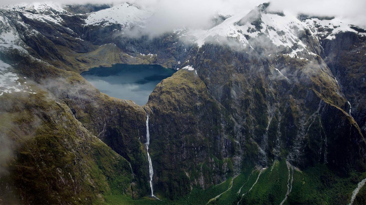 Sutherland Falls and Lake Quill in New Zealand (© Michael Rathmayr/plainpicture) desktop wallpaper