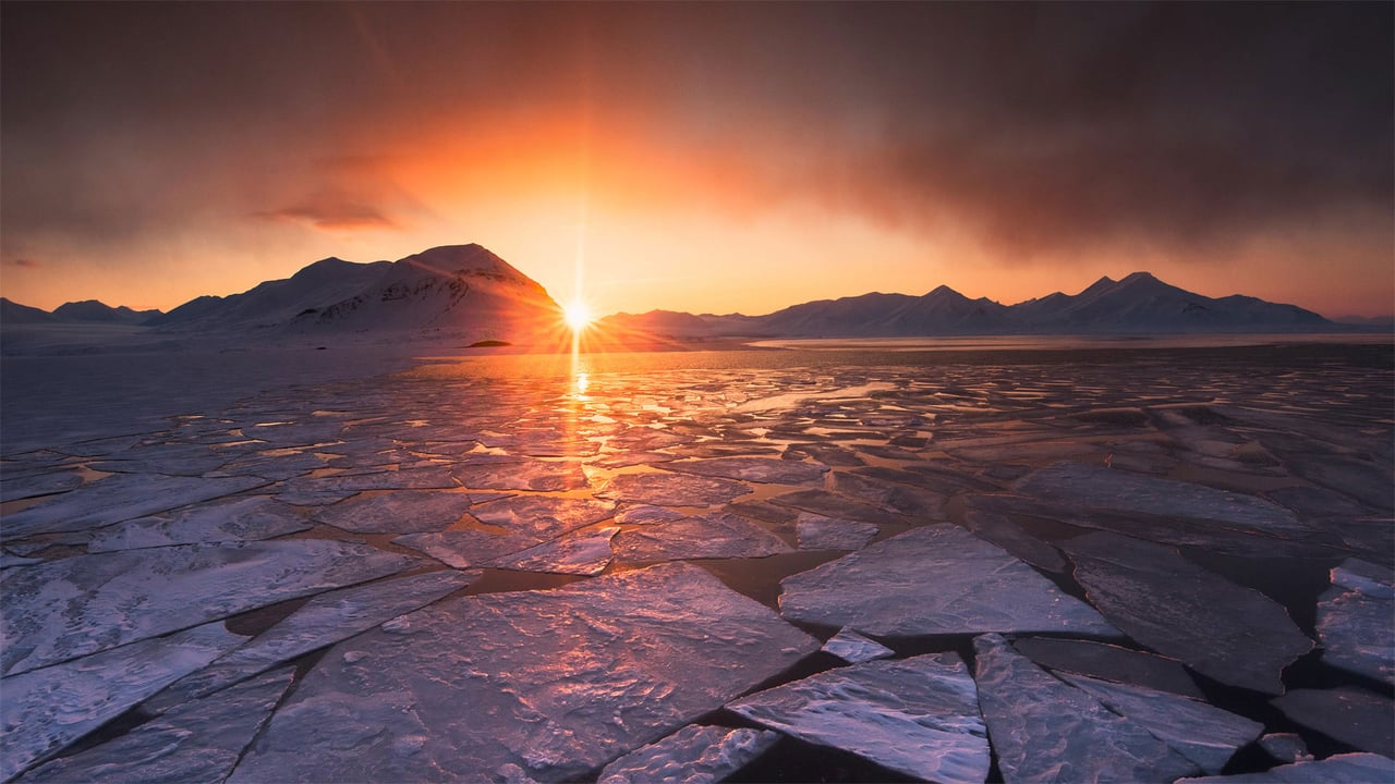 Midnight sun in Svalbard, Norway (© Nature Picture Library/Alamy) desktop wallpaper