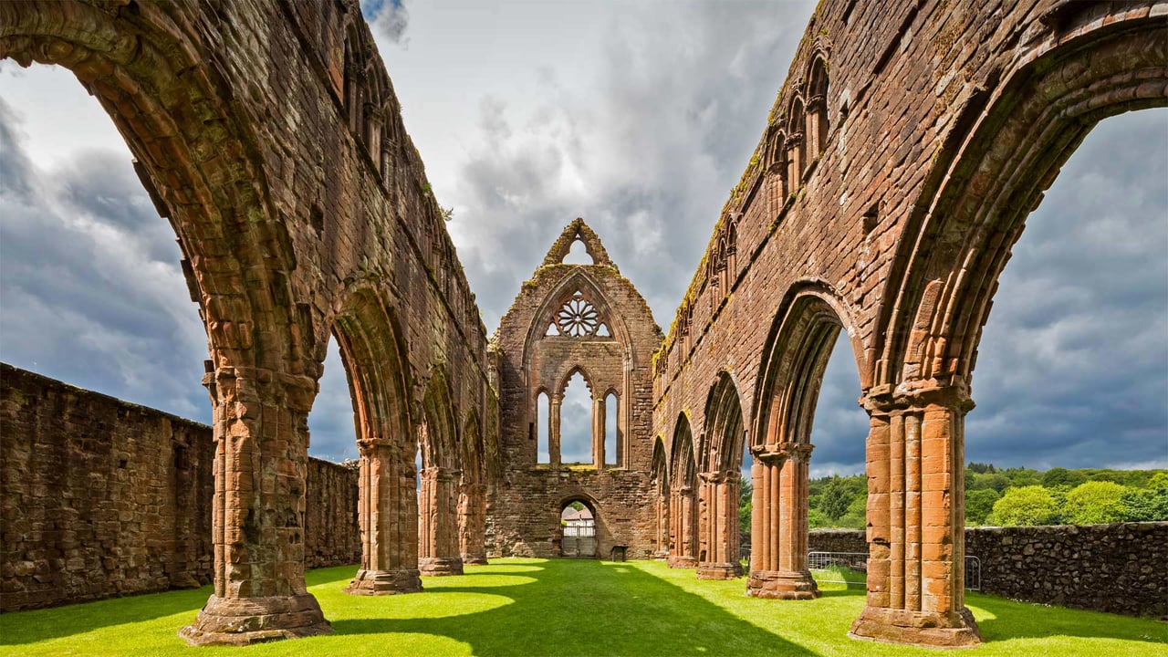 Sweetheart Abbey, Dumfries and Galloway, Scotland (© Westend61/Getty Images) desktop wallpaper
