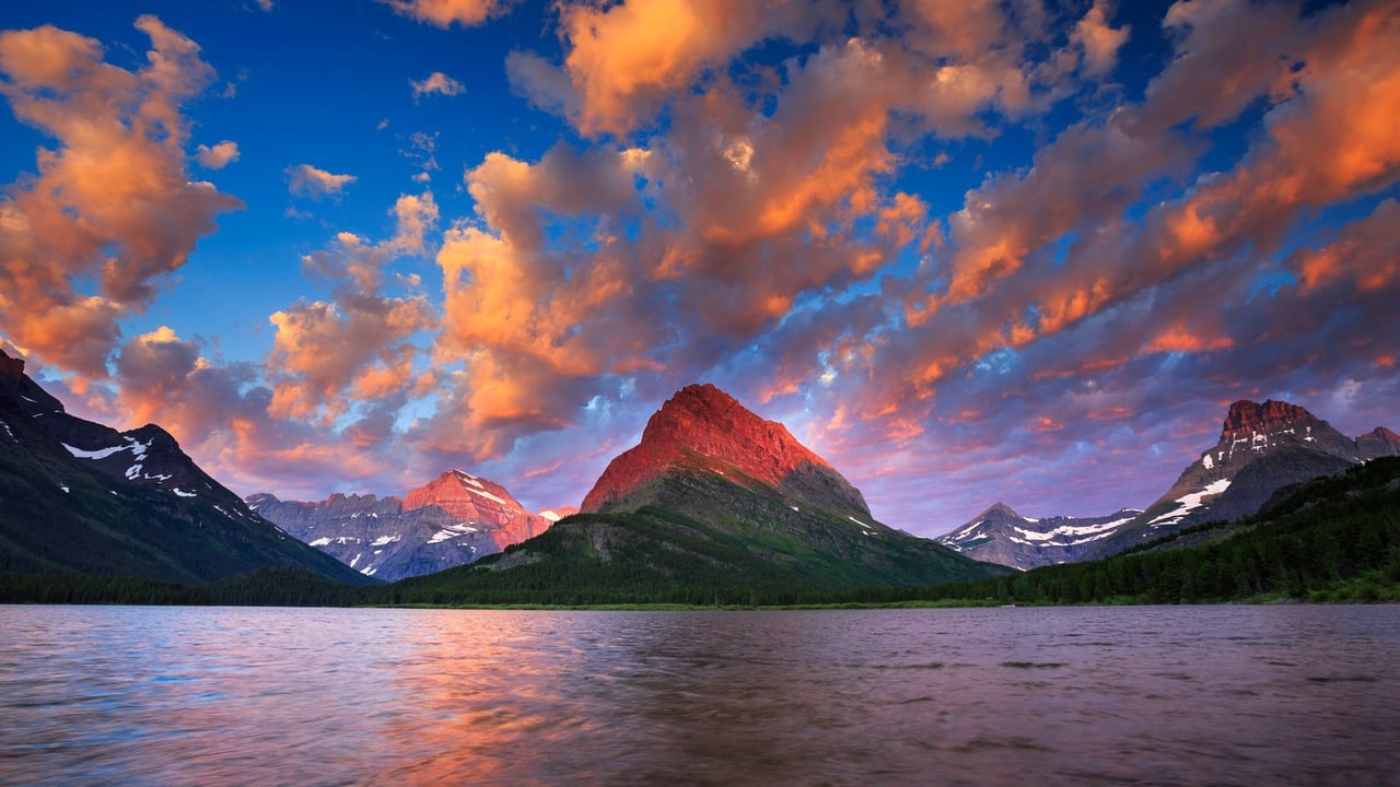 Amanhecer sobre o Lago Swiftcurrent, Parque Nacional Glacier, Montana, EUA (© Jason Savage/Tandem Stills + Motion) desktop wallpaper