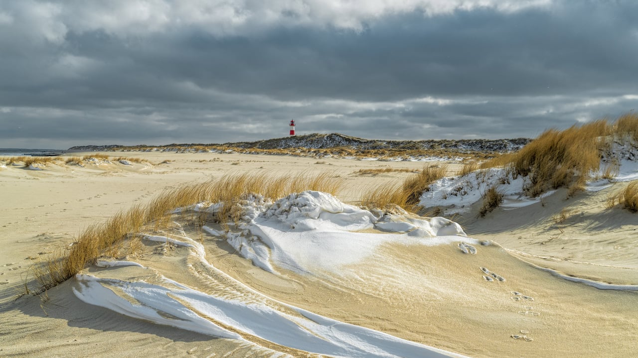 Strand der Insel Sylt, Schleswig-Holstein, im Winter (© RelaxFoto.de/iStock/Getty Images Plus) desktop wallpaper