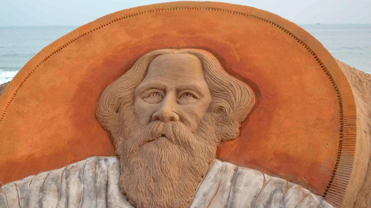 Sand sculpture of Rabindranath Tagore at Golden Sea beach at Puri. (© ASIT KUMAR/AFP/Getty Images) desktop wallpaper