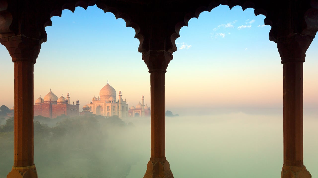 Early morning view of Taj Mahal in Agra, India (© Adrian Pope/Getty Images) desktop wallpaper