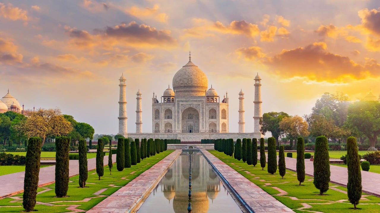 Taj Mahal in Agra, Uttar Pradesh, India (© Tanarch/Getty Images) desktop wallpaper