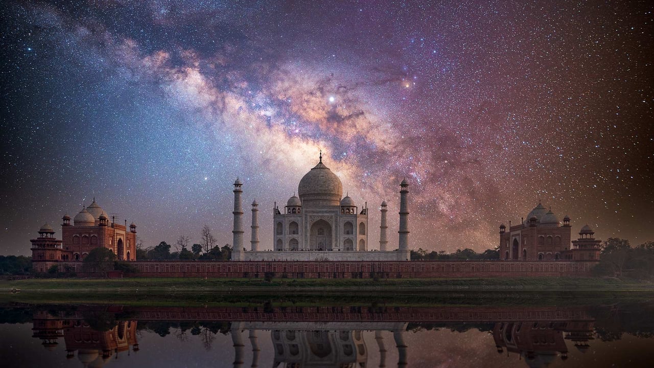 Taj Mahal with Milky Way in the background in Agra, India (© Getty Images) desktop wallpaper
