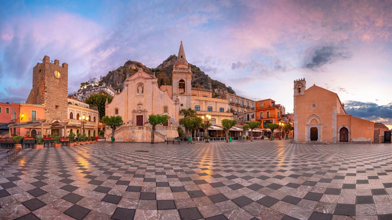 Piazza IX Aprile, Taormina, Sicily, Italy (© rudi1976/Alamy) desktop wallpaper