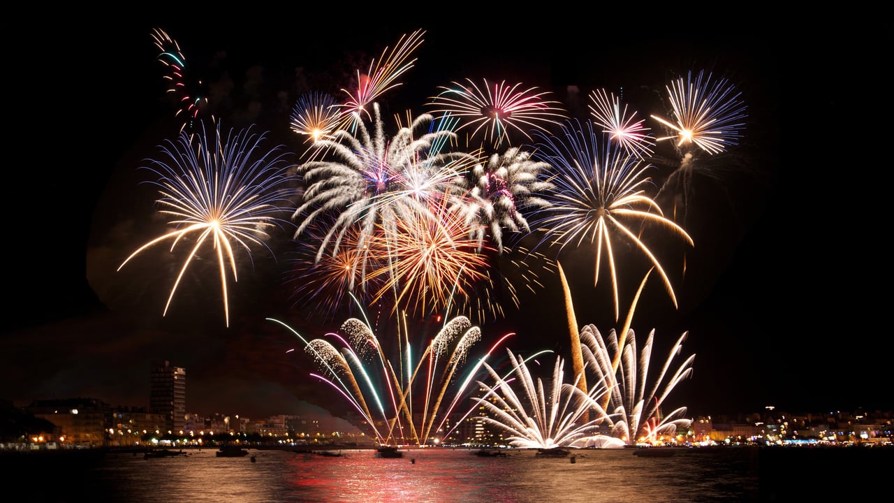 Fuegos artificiales en Palamós, Gerona, Cataluña, España (© Nigel Perrin/Getty Images) desktop wallpaper