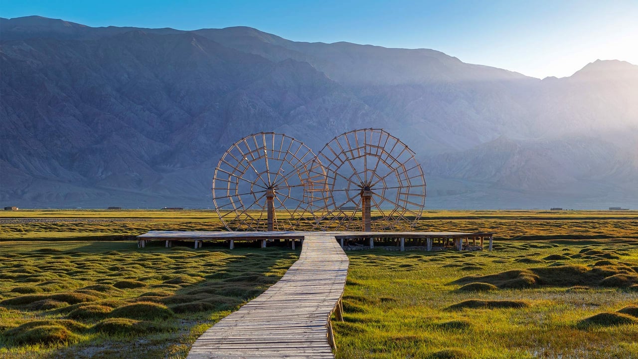 Water wheels in the Tashkurgan Grassland, Tashkurgan Tajik Autonomous County, Xinjiang, China (© Ratnakorn Piyasirisorost/Getty Images) desktop wallpaper
