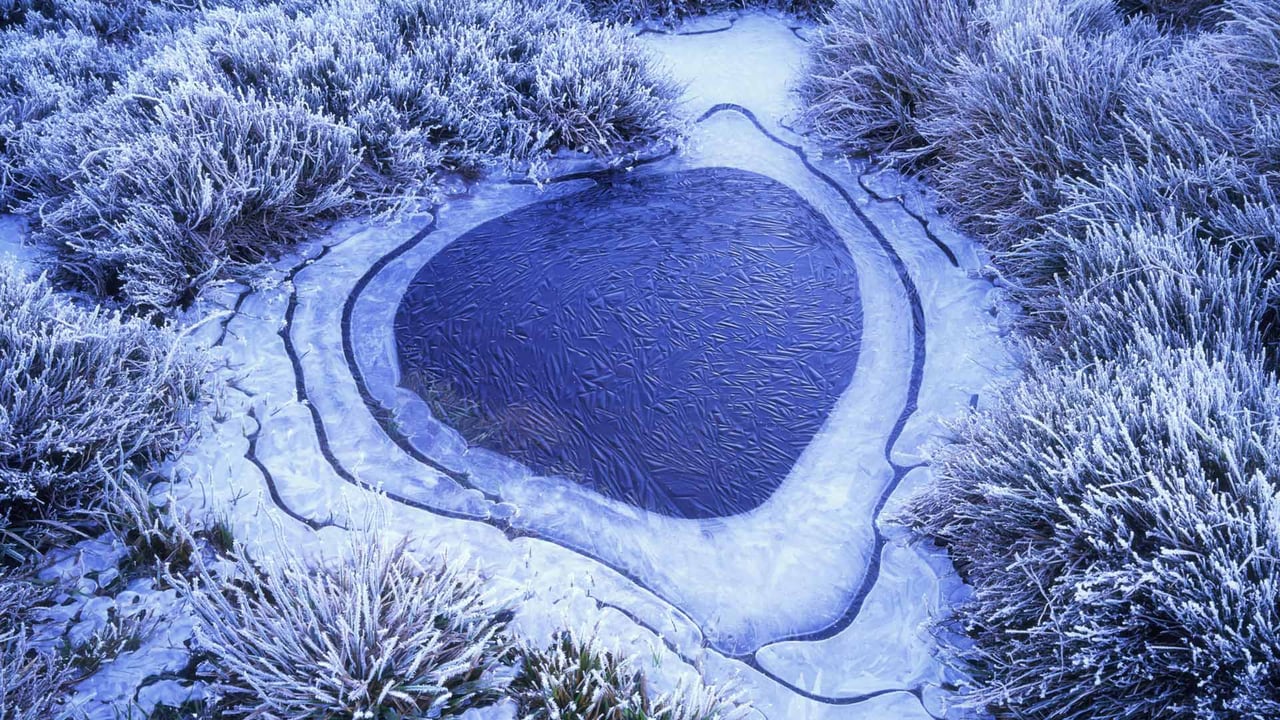 Frozen tarn, Cradle Mountain, Tasmania (© TED MEAD/Getty Images) desktop wallpaper