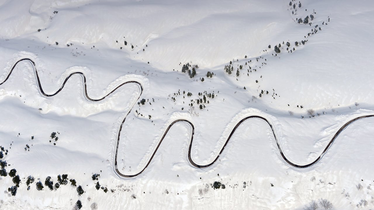 「除雪中の立山黒部アルペンルート」富山 (© The Asahi Shimbun/Getty Images) desktop wallpaper