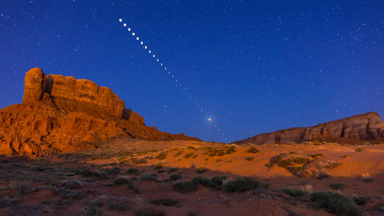 The total lunar eclipse of April 4, 2015, photographed over Monument Valley, Utah (© Alan Dyer/Alamy) desktop wallpaper