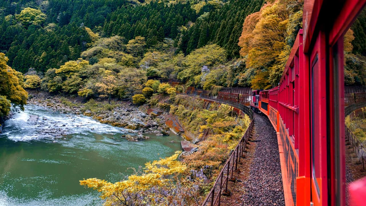 「嵯峨野観光鉄道」京都, 嵐山 (© jiGGoTravel/Alamy Stock Photo) desktop wallpaper