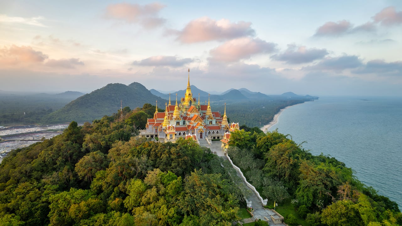 Wat Tang Sai Temple in Ban Krut, Thailand (© Ratnakorn Piyasirisorost/Getty Images) desktop wallpaper