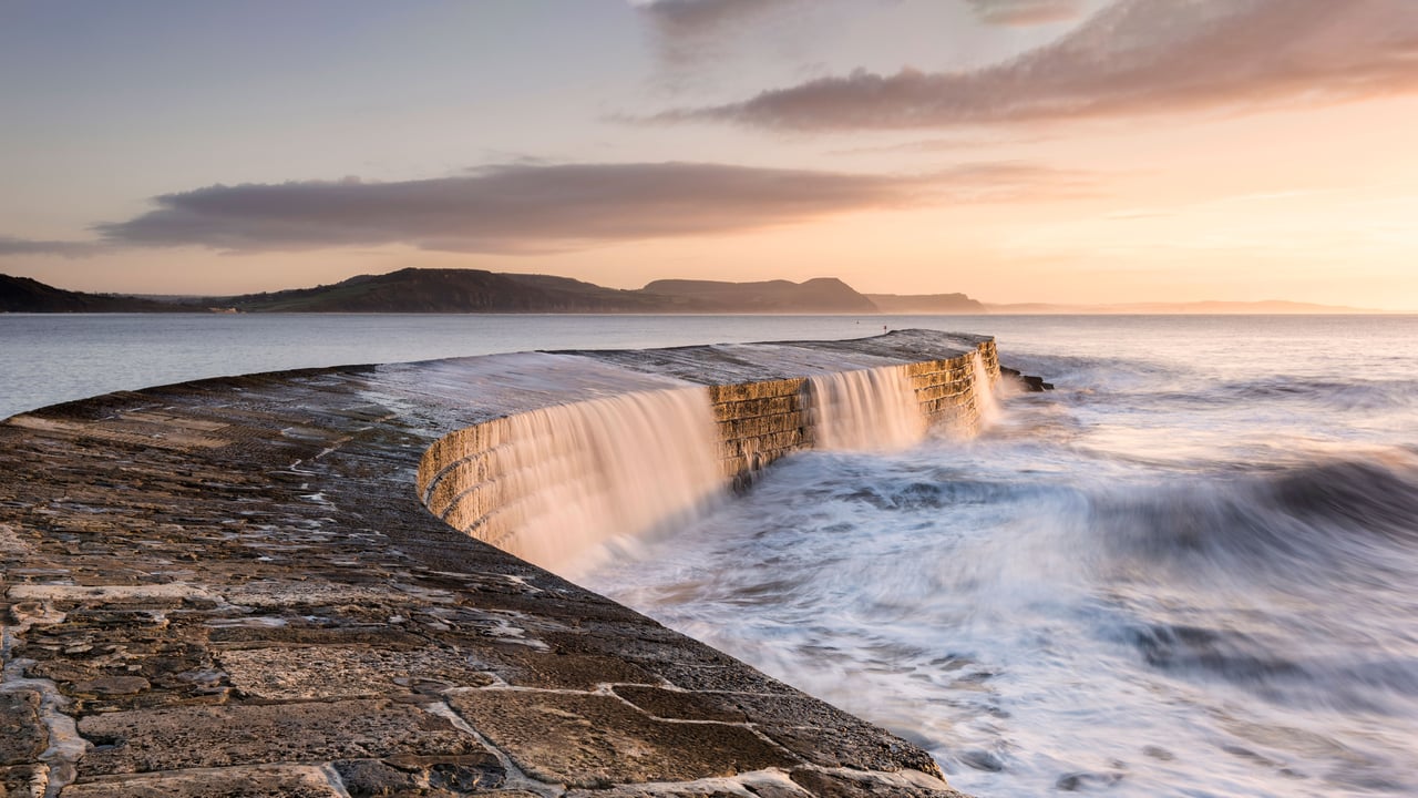 莱姆里杰斯的Cobb防波堤,英格兰多塞特 (© Ross Hoddinott/Offset by Shutterstock) desktop wallpaper