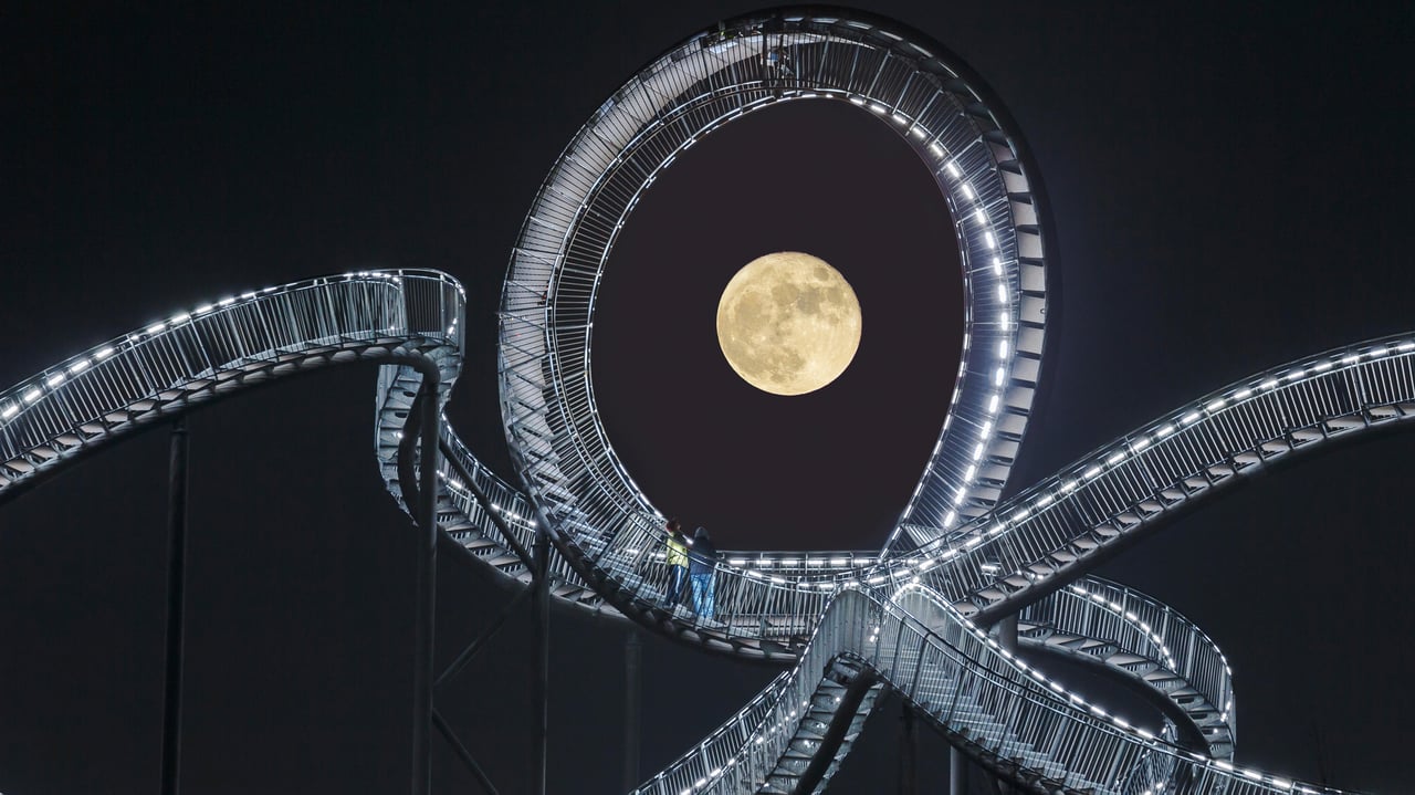 Vollmond über der „Tiger and Turtle – Magic Mountain“-Landmarke im Angerpark, Duisburg, Nordrhein-Westfalen (© Bernd Mellmann/Alamy Stock Photo) desktop wallpaper