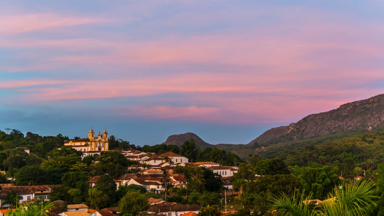 Vista aérea ao nascer do sol em Tiradentes, Minas Gerais (© Martinelli73/iStock/Getty Images Plus) desktop wallpaper