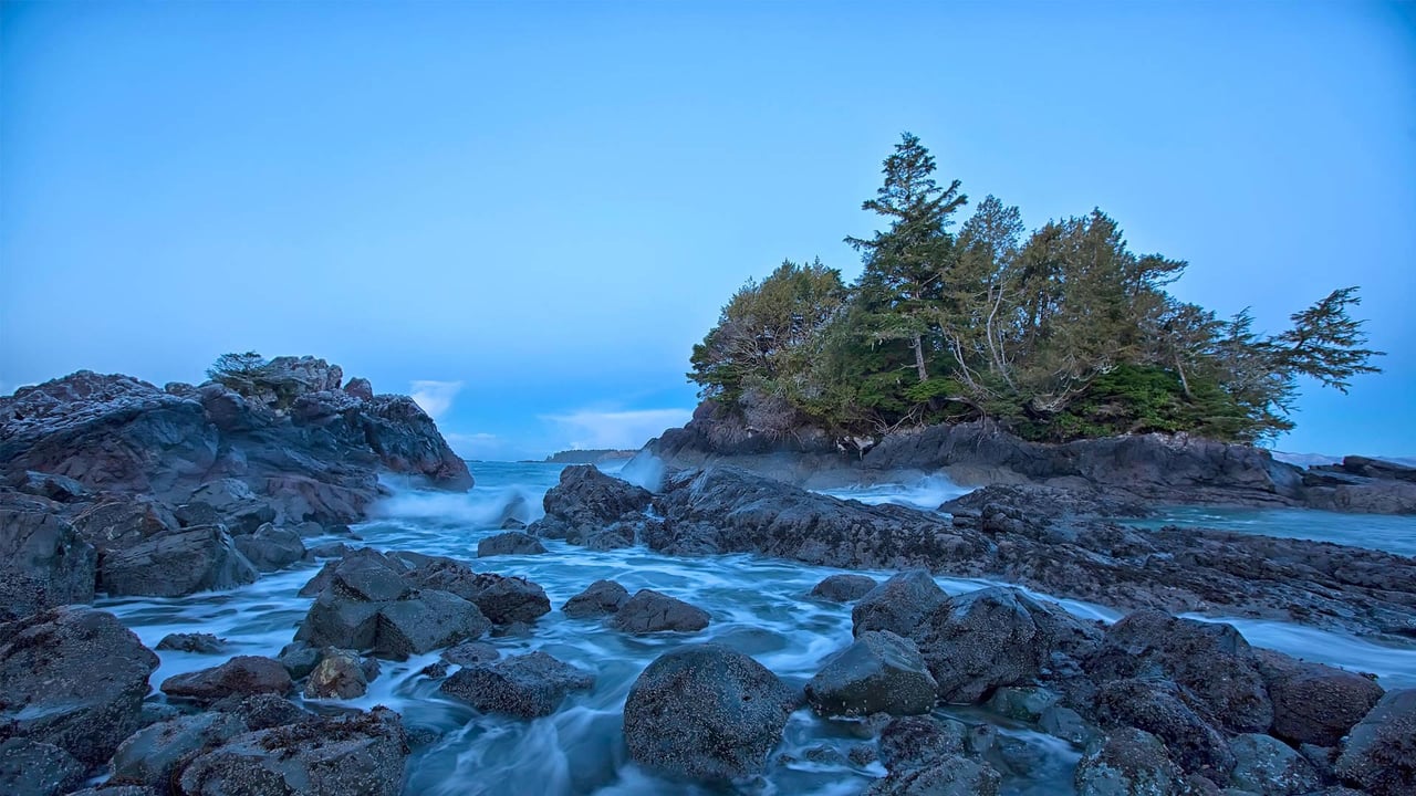 Shoreline near Tofino on Vancouver Island, British Columbia, Canada (© Robert Postma/plainpicture) desktop wallpaper