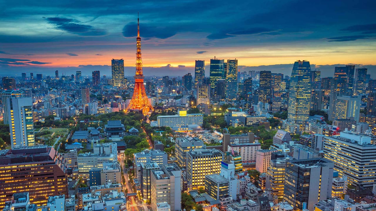 「夕暮れの東京タワー」 (© rudi1976/Alamy) desktop wallpaper
