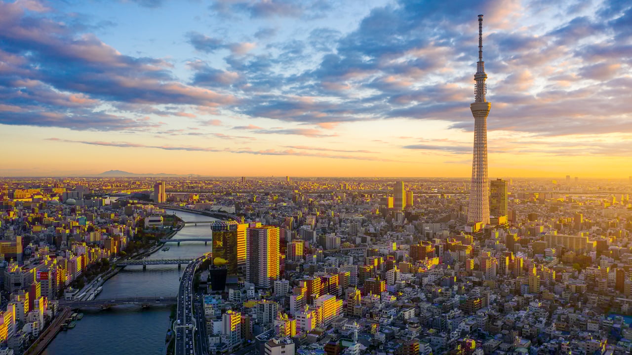 Tokyo at sunrise (© pongnathee kluaythong/Getty Images) desktop wallpaper