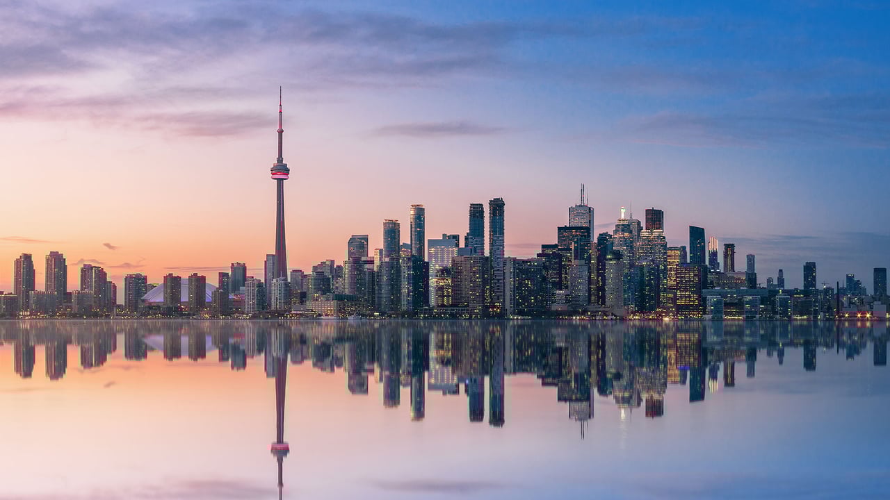 日落时的多伦多天际线 (© diegograndi/Getty Images) desktop wallpaper