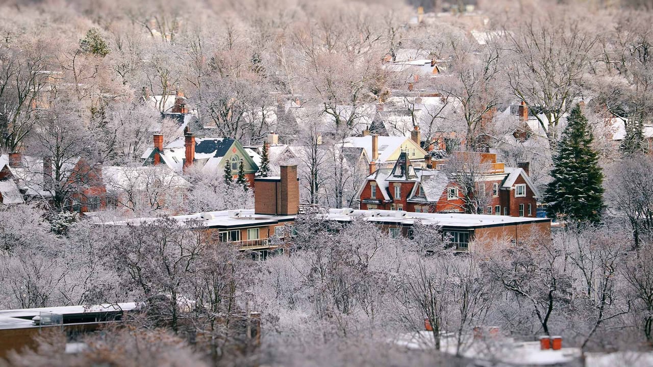 Areal view of Toronto cityscapes on a winter morning (© Katrin Ray Shumakov/Getty Images) desktop wallpaper