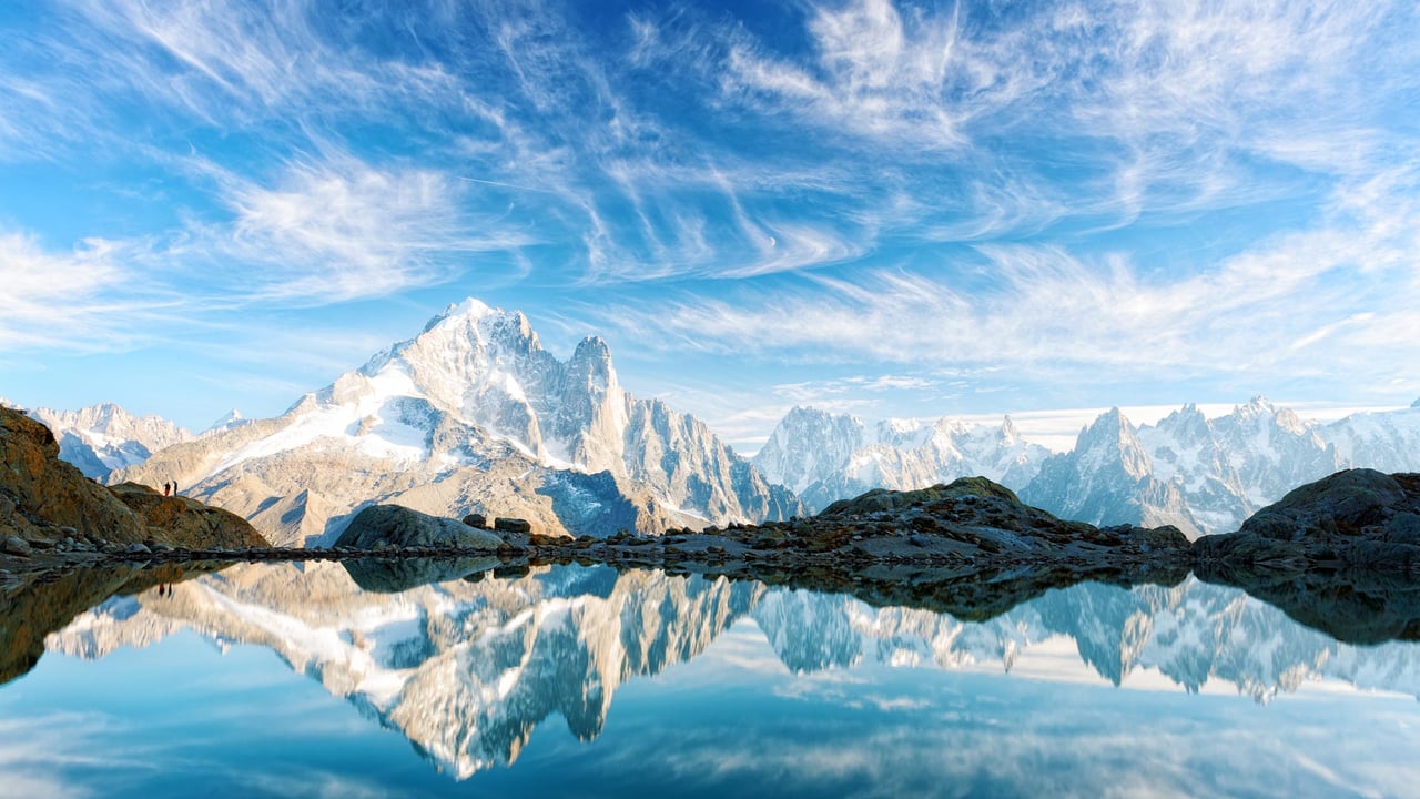 Reflet du ciel sur le lac Blanc, Alpes françaises, Monte Bianco en arrière-plan, Chamonix (© Smitt/Getty Image) desktop wallpaper