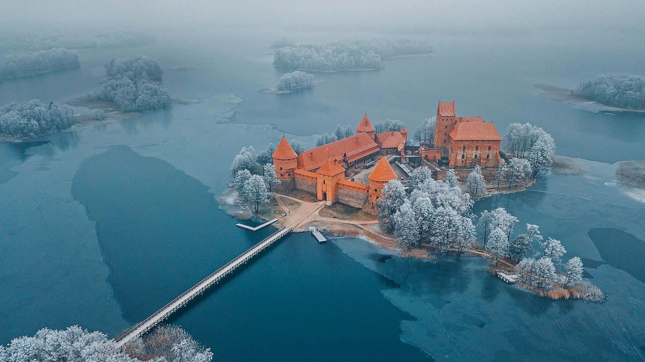 Trakai Island Castle Museum in Trakai, Lithuania (© Andrius Aleksandravicius/Alamy) desktop wallpaper