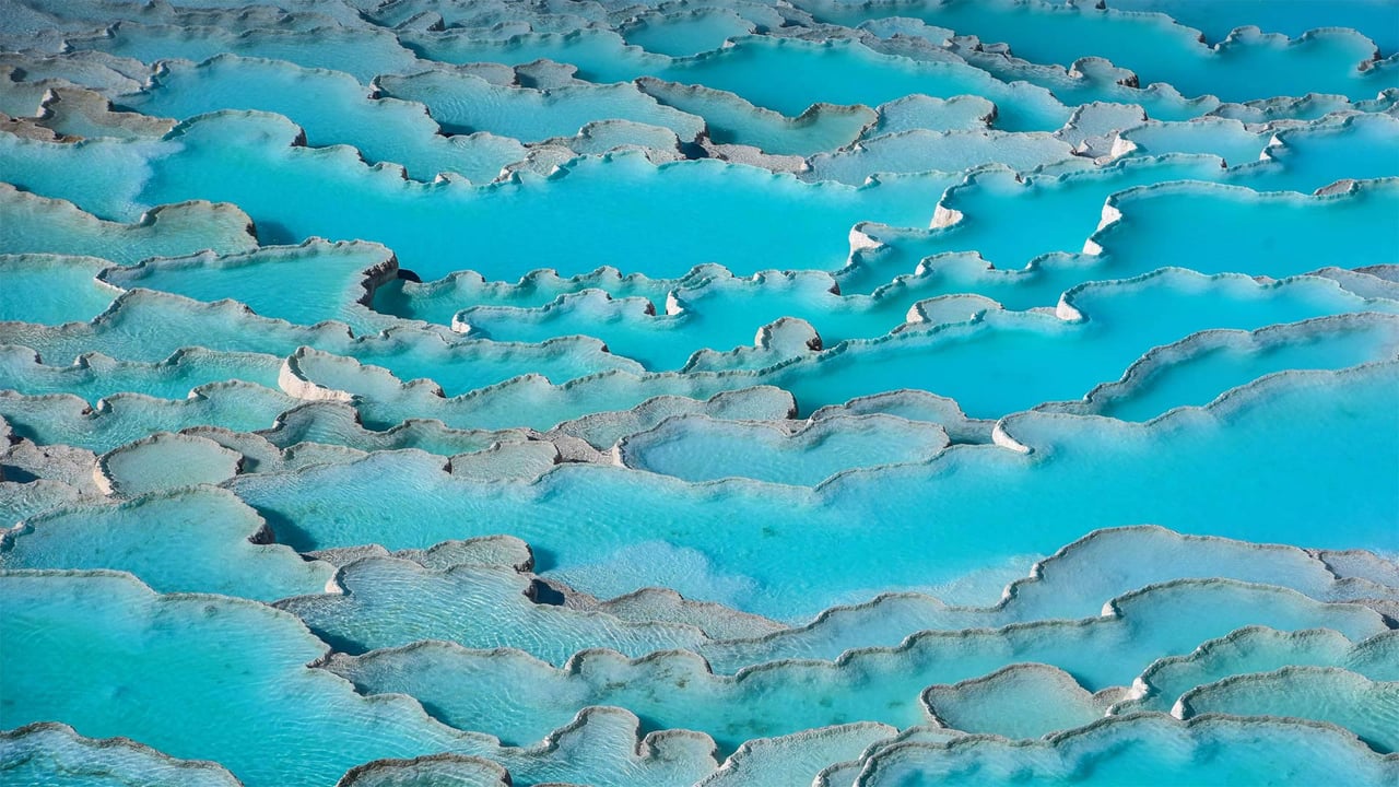 Travertine terraces of Pamukkale, Turkey (© bybostanci/Getty Images) desktop wallpaper