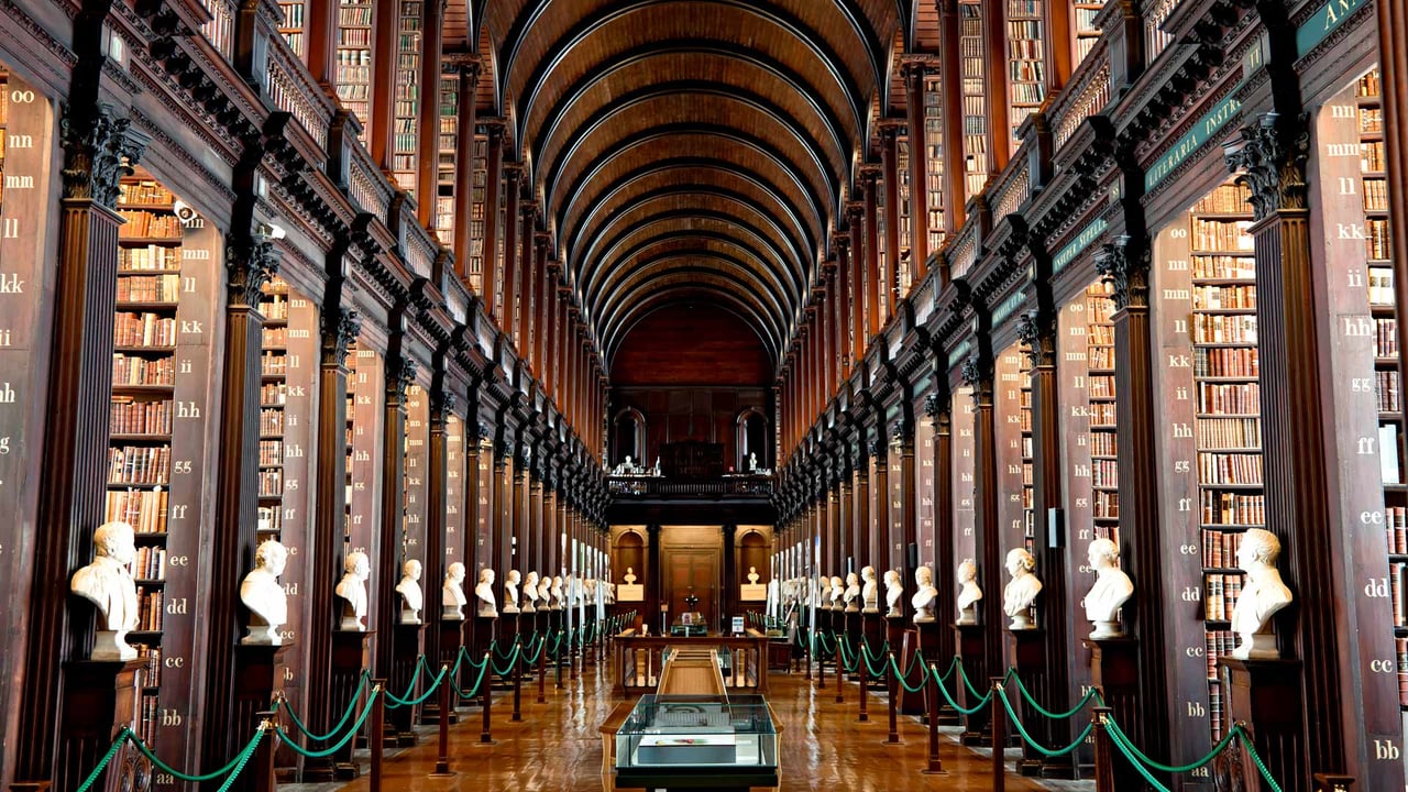 「トリニティ・カレッジ図書館」アイルランド, ダブリン (© Carl Bruemmer/age fotostock) desktop wallpaper
