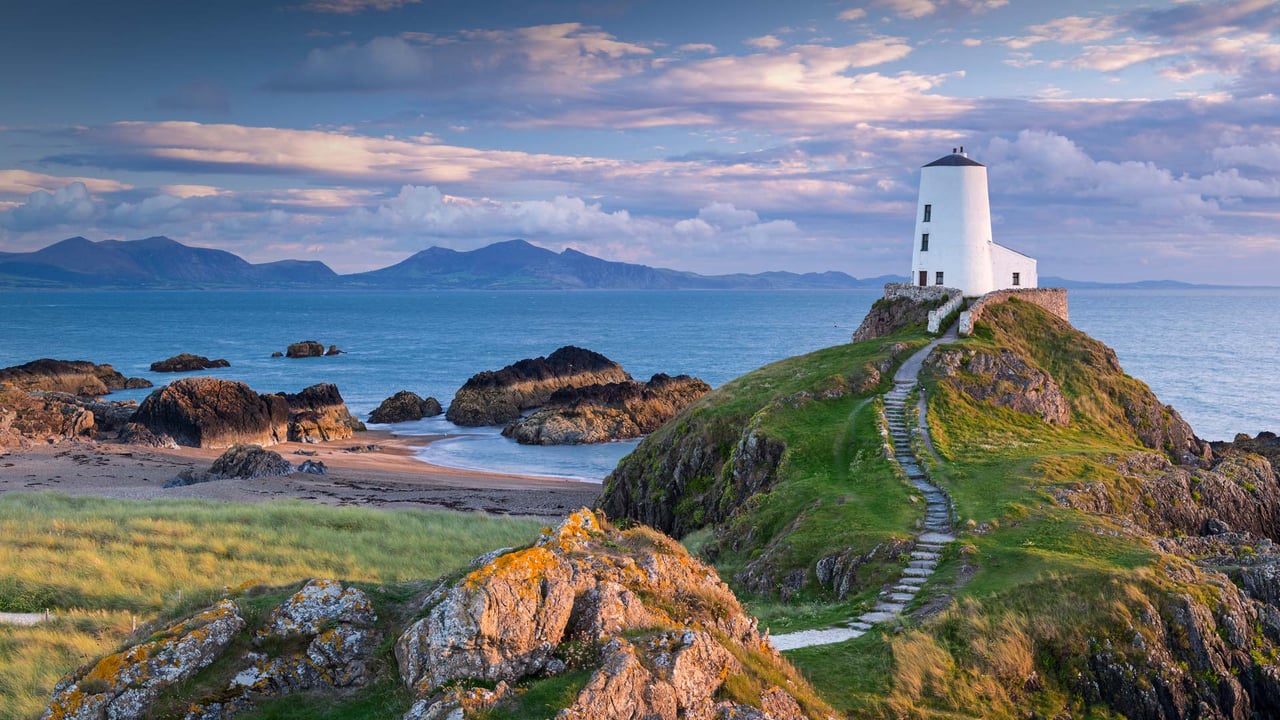 Tŵr Mawr Lighthouse on Llanddwyn Island in Anglesey, North Wales (© Jon Arnold/DanitaDelimont.com) desktop wallpaper