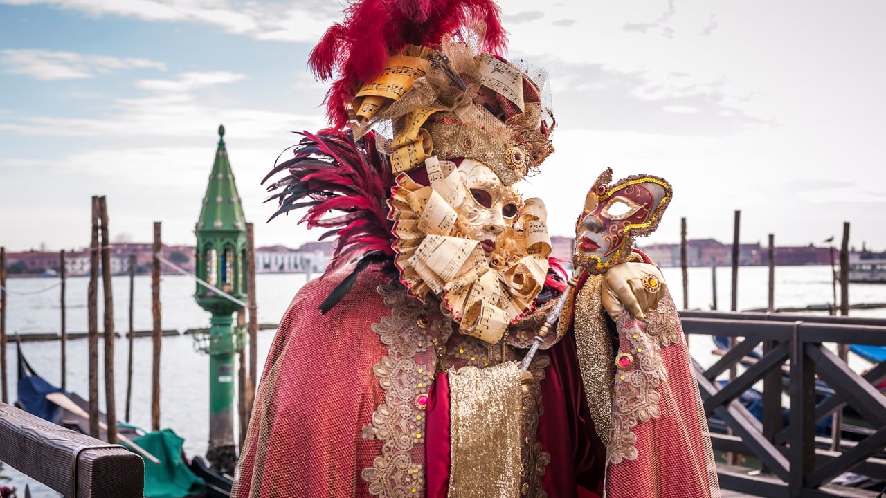 Maschera veneziana con gondole sul retro, Venezia, Veneto (© Chiara Cattaruzzi Photography/Moment/Getty Images) desktop wallpaper
