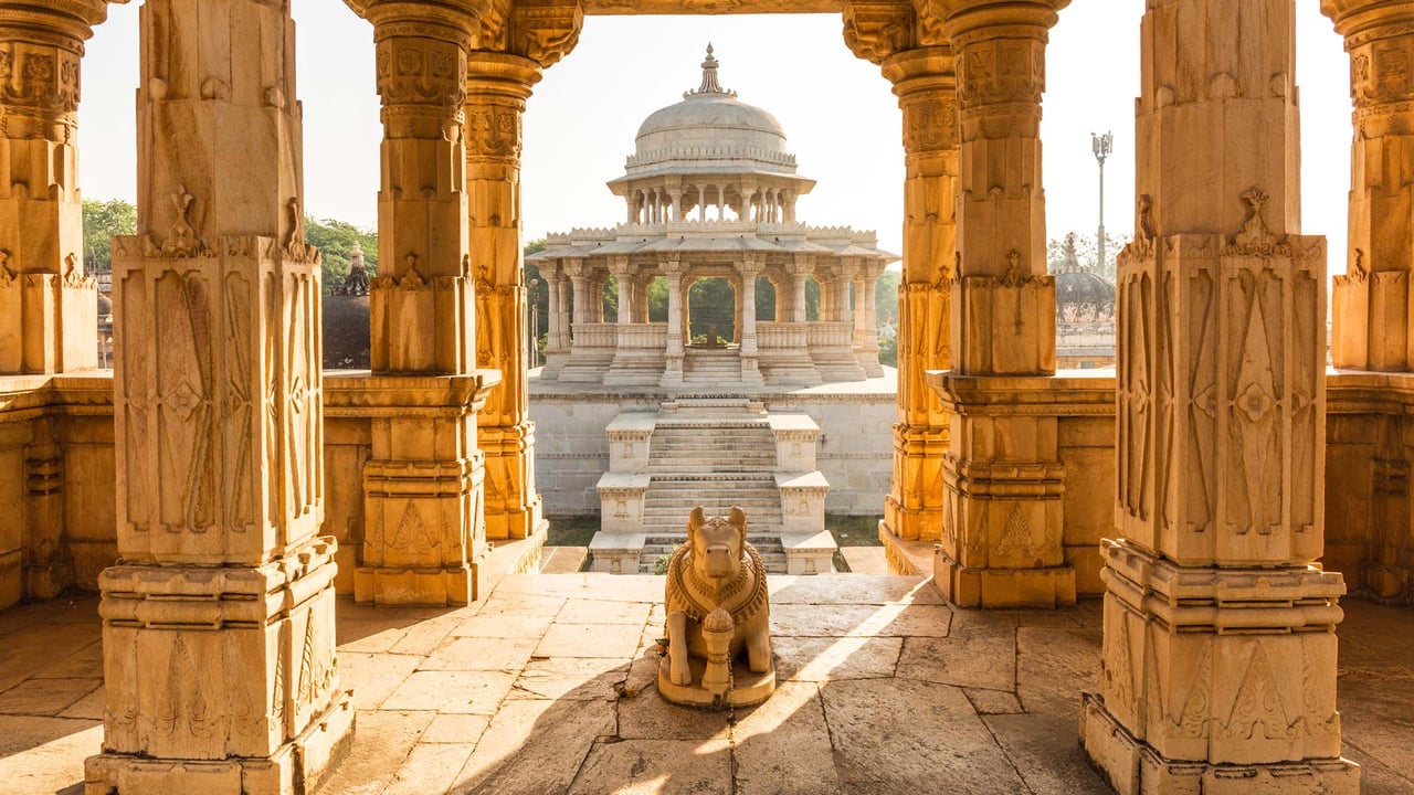 Inside of a temple at sunrise in India Udaipur (© Ronny Werner/Alamy Stock Photo) desktop wallpaper