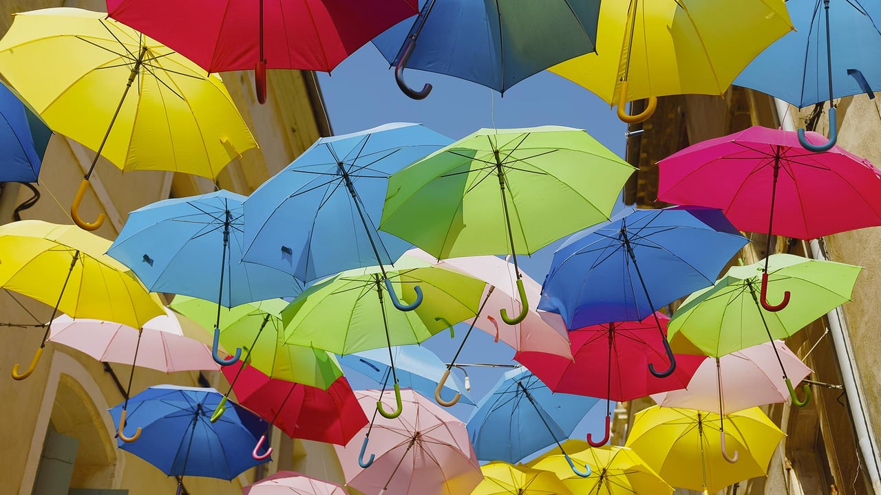 Parapluies colorés dans la rue de la Citadelle à Béziers, France (© Nicole Matthews/Westend61) desktop wallpaper