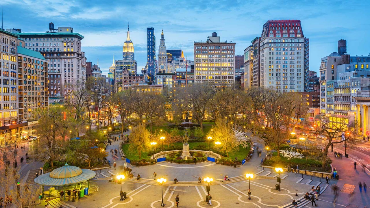 Union Square in lower Manhattan at twilight, New York (© Sean Pavone/Getty Images) desktop wallpaper