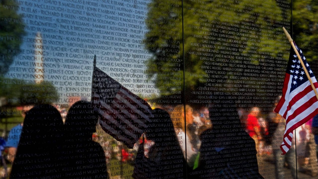Visitors at the Vietnam Veterans Memorial in Washington, DC (© Nikki Kahn/Getty Images) desktop wallpaper