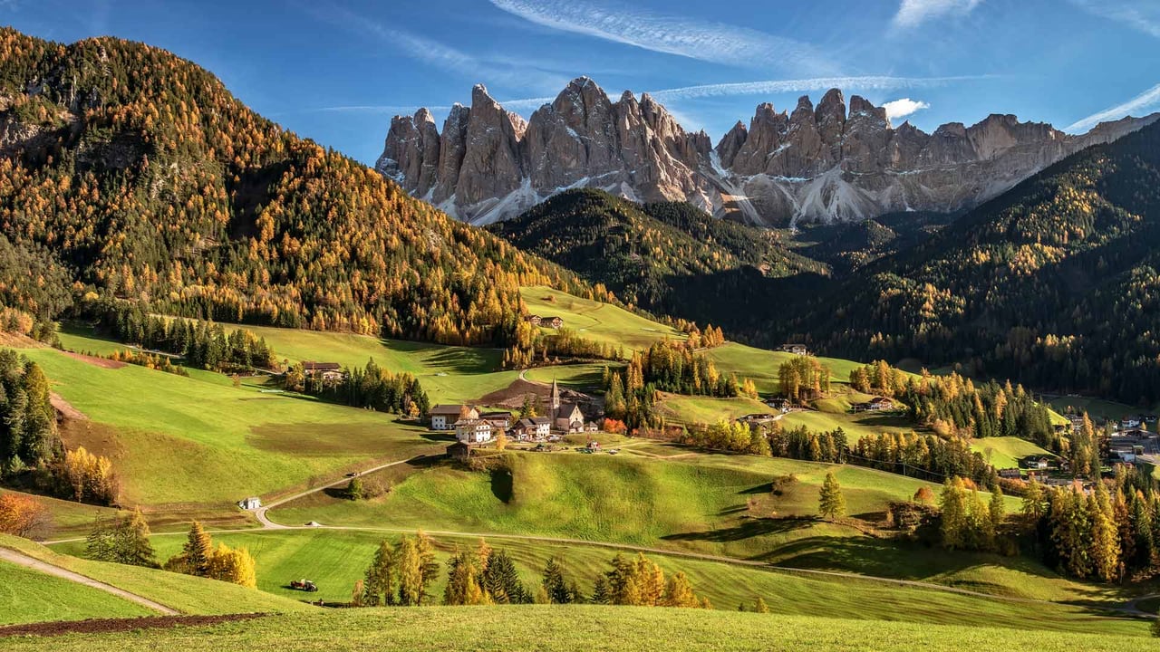 富内斯山谷,背景是多洛米蒂山,南蒂罗尔,意大利 (© Achim Thomae/Getty Images) desktop wallpaper
