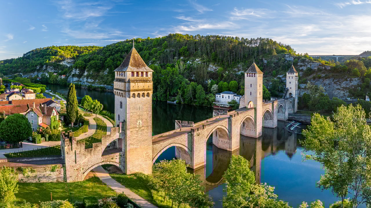 Pont Valentré bridge, Cahors, France (© Reinhard Schmid/Huber/eStock Photo) desktop wallpaper