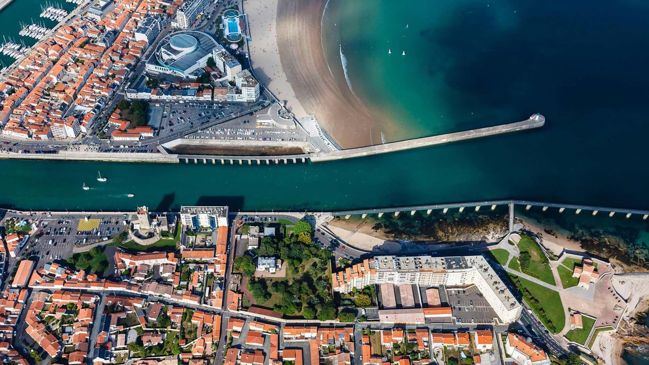 Les Sables-d'Olonne, la Tour d'Arundel, le casino, le fort Saint-Nicolas et le chenal menant au port (© Leroy Francis/Hemis/Alamy Stock Photo) desktop wallpaper
